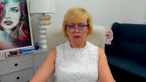 L u n a online show from 06-18-26, 06:35