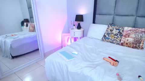 lunaa_moonn online show from 09-22-25, 12:29