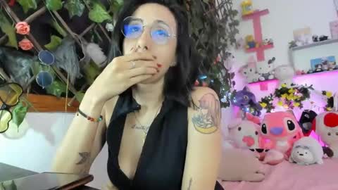 Snapshot of lunacristal_moon chatting on 01-12-25, 05:13 lunacristal_moon online show from 01-12-25, 05:13
