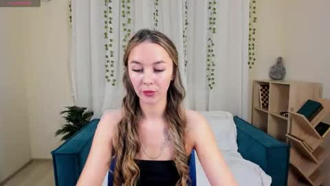 lunacurly_ online show from 12-17-25, 11:49