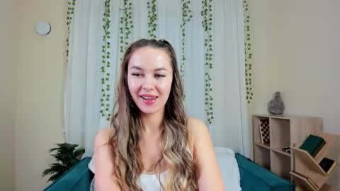 lunacurly_ online show from 12-18-25, 11:05