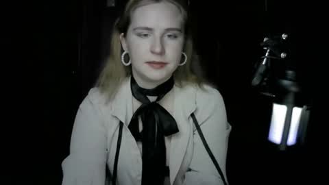 lunamystique_ online show from 10-19-25, 07:47