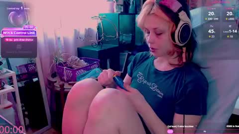Snapshot of lunaoddity chatting on 05-24-26, 10:53 Luna online show from 05-24-26, 10:53