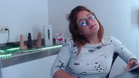 Snapshot of lunapalmer01 chatting on 01-18-25, 02:12 Julieth online show from 01-18-25, 02:12