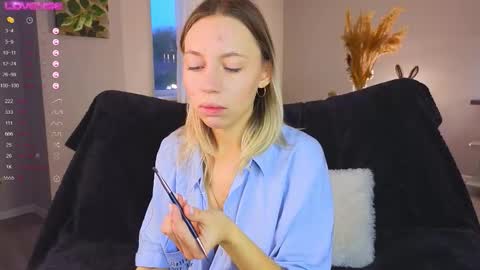 Snapshot of lunariabliss chatting on 10-14-25, 02:40 Kelly online show from 10-14-25, 02:40