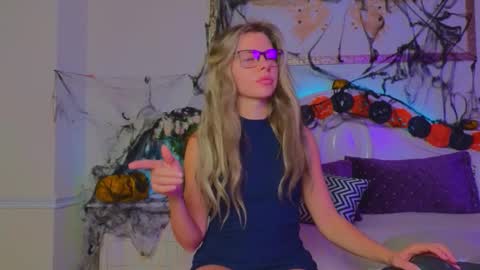 Luna Rishi online show from 10-21-25, 11:44