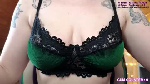 Snapshot of lunaticminx chatting on 01-11-26, 12:43 Luna powered by bitch dust online show from 01-11-26, 12:43