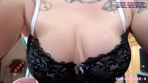 Snapshot of lunaticminx chatting on 01-12-26, 11:37 Luna powered by bitch dust online show from 01-12-26, 11:37