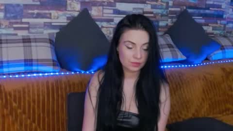 LunnaGray online show from 12-16-25, 05:23