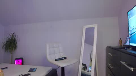 Deea And Chris online show from 10-28-25, 01:36