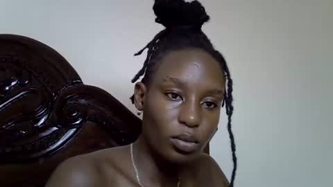 lutino_lovebirds online show from 04-18-26, 07:29