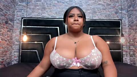 Snapshot of luu_adams chatting on 05-12-26, 07:55 Luu online show from 05-12-26, 07:55