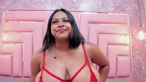 Snapshot of luu_adams chatting on 05-25-26, 11:22 Luu online show from 05-25-26, 11:22