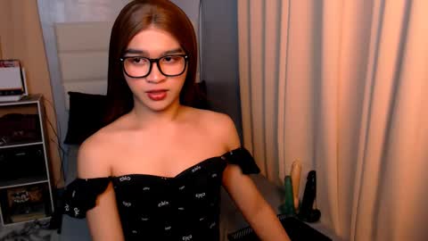 Snapshot of lux_white chatting on 02-27-25, 06:53 queen lux online show from 02-27-25, 06:53