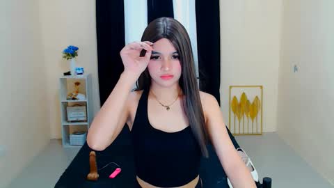 Snapshot of lux_white chatting on 09-24-25, 02:15 queen lux online show from 09-24-25, 02:15