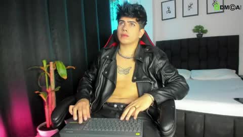 Snapshot of lylebennett_ chatting on 05-24-26, 01:05 Lyle Bennett Freelance Model online show from 05-24-26, 01:05