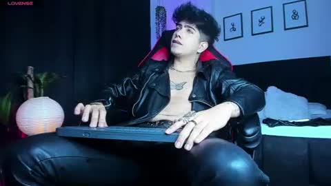 Lyle Bennett Freelance Model online show from 07-01-26, 10:39