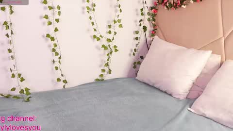 Lyly   online show from 10-13-25, 05:40