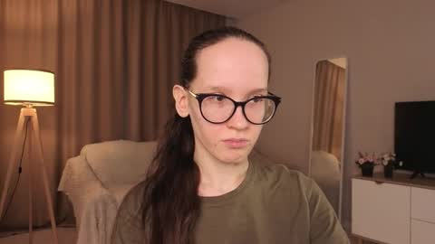 Snapshot of lynettebails chatting on 04-25-26, 04:15 Sara online show from 04-25-26, 04:15