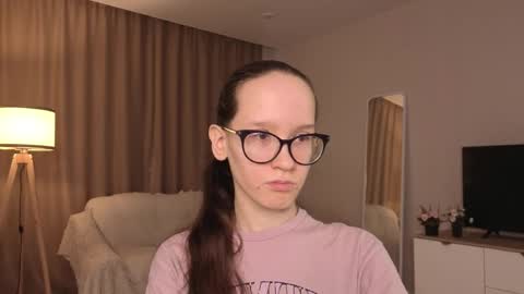 Snapshot of lynettebails chatting on 04-26-26, 04:04 Sara online show from 04-26-26, 04:04