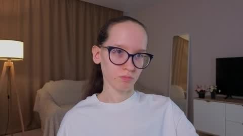 Snapshot of lynettebails chatting on 05-02-26, 04:12 Sara online show from 05-02-26, 04:12