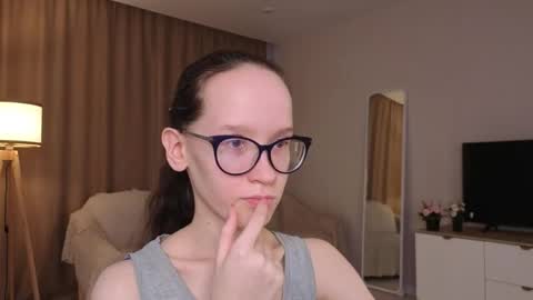 Snapshot of lynettebails chatting on 05-04-26, 04:25 Sara online show from 05-04-26, 04:25