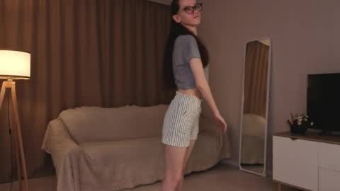 Snapshot of lynettebails chatting on 05-10-26, 04:12 Sara online show from 05-10-26, 04:12