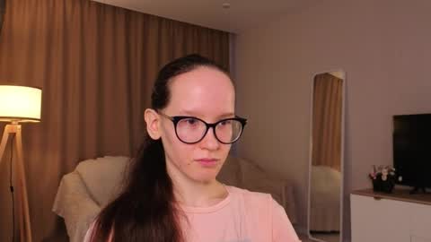 Snapshot of lynettebails chatting on 05-11-26, 04:37 Sara online show from 05-11-26, 04:37