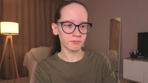 Snapshot of lynettebails chatting on 05-14-26, 04:14 Sara online show from 05-14-26, 04:14