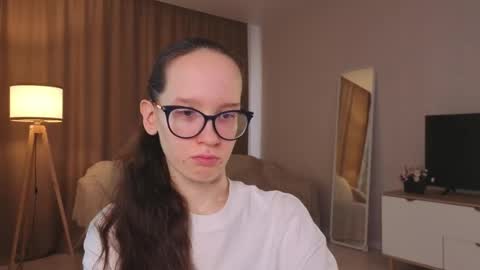 Snapshot of lynettebails chatting on 05-18-26, 04:02 Sara online show from 05-18-26, 04:02