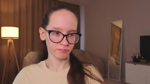 Snapshot of lynettebails chatting on 05-19-26, 04:24 Sara online show from 05-19-26, 04:24
