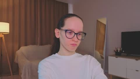 Snapshot of lynettebails chatting on 06-06-26, 04:23 Sara online show from 06-06-26, 04:23