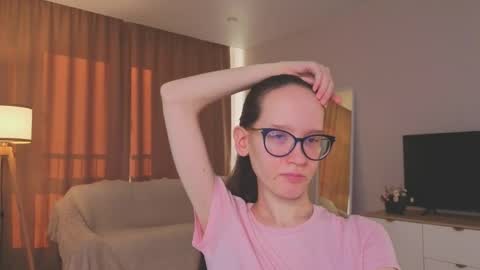 Snapshot of lynettebails chatting on 06-08-26, 01:28 Sara online show from 06-08-26, 01:28