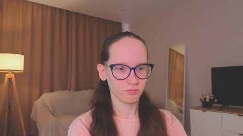 Snapshot of lynettebails chatting on 06-10-26, 04:28 Sara online show from 06-10-26, 04:28