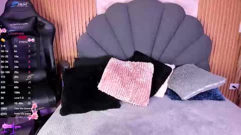    VIVIANA    online show from 11-15-25, 03:37