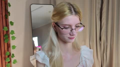 Snapshot of m1aforever chatting on 04-13-26, 05:18 catch me on tue 10am-5pm wed 3am-10am fri 3am-5pm sat 10am-5pm sun 10am-5pm online show from 04-13-26, 05:18