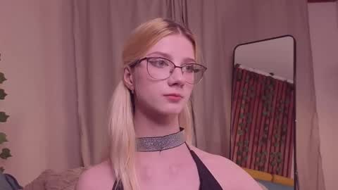 Snapshot of m1aforever chatting on 05-10-26, 05:07 catch me on tue 10am-5pm wed 3am-10am fri 3am-5pm sat 10am-5pm sun 10am-5pm online show from 05-10-26, 05:07