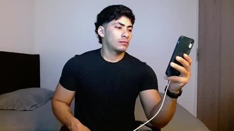 Snapshot of m1chaelx_ chatting on 06-08-26, 01:28 MICHAEL online show from 06-08-26, 01:28