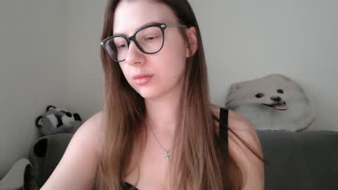 Snapshot of ma_ry_mee chatting on 12-17-25, 07:36 Mary online show from 12-17-25, 07:36