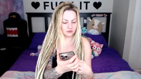 Mackenzie Wolfe online show from 01-08-26, 04:48