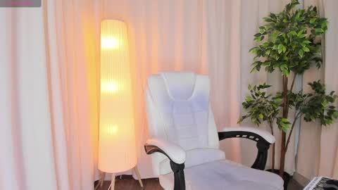 Maddy Please help me with your thumbs up its important online show from 02-27-25, 04:20