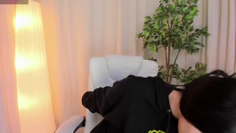 Maddy Please help me with your thumbs up its important online show from 03-11-25, 07:37