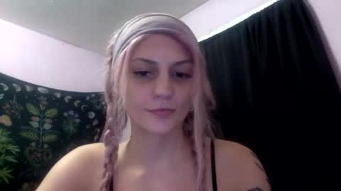 Snapshot of madelinevalentine chatting on 09-22-25, 04:14 madeline online show from 09-22-25, 04:14