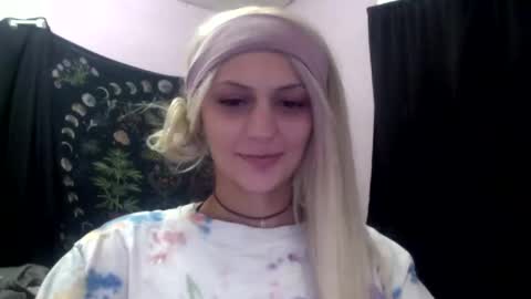 Snapshot of madelinevalentine chatting on 10-17-25, 01:53 madeline online show from 10-17-25, 01:53