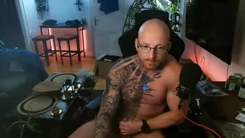 Snapshot of madhead95 chatting on 10-18-25, 08:42 madhead95 online show from 10-18-25, 08:42