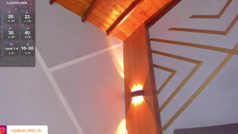 Snapshot of madison_little chatting on 12-20-24, 04:25 Melissa 700 1400 -5 online show from 12-20-24, 04:25