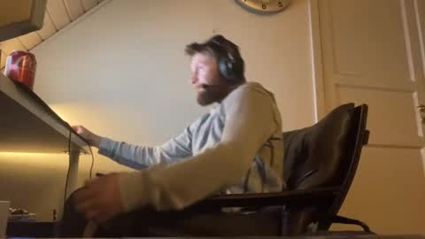 madsfb9 online show from 12-04-25, 08:39