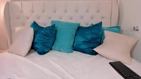 Mae Lyra online show from 11-08-25, 11:43