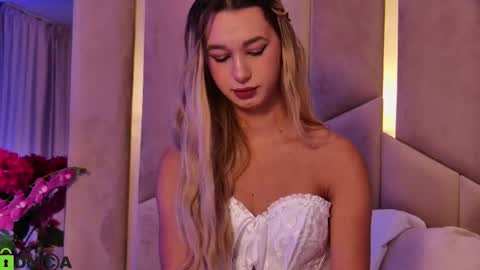 Snapshot of maevedream chatting on 10-21-25, 06:30 M. online show from 10-21-25, 06:30