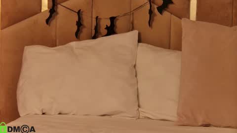 Snapshot of maevedream chatting on 10-26-25, 09:31 M. online show from 10-26-25, 09:31